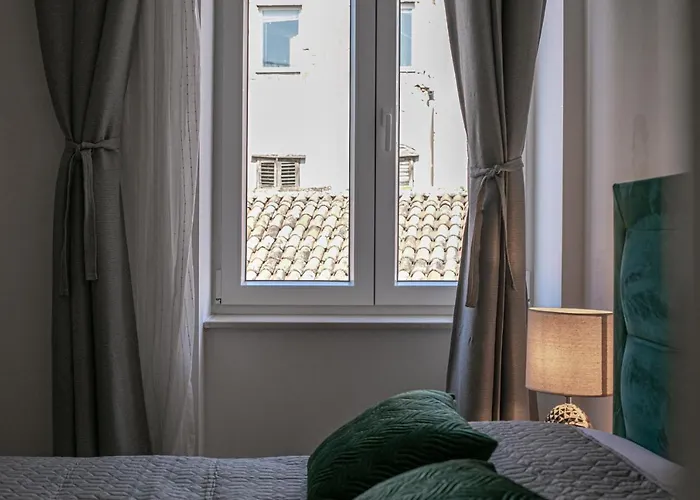 Deluxe Antonio Πούλα