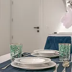 Deluxe Antonio פולה