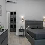 Deluxe Antonio פולה