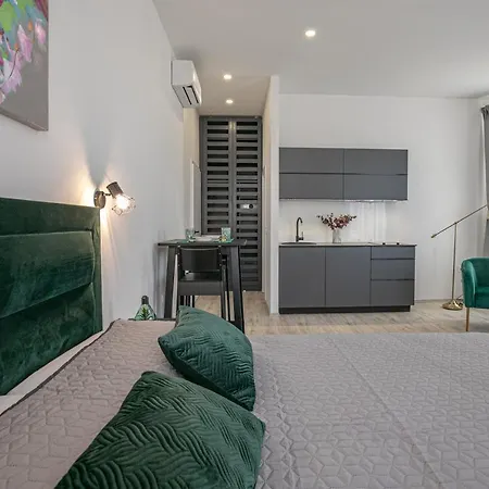 Deluxe Antonio * Pola